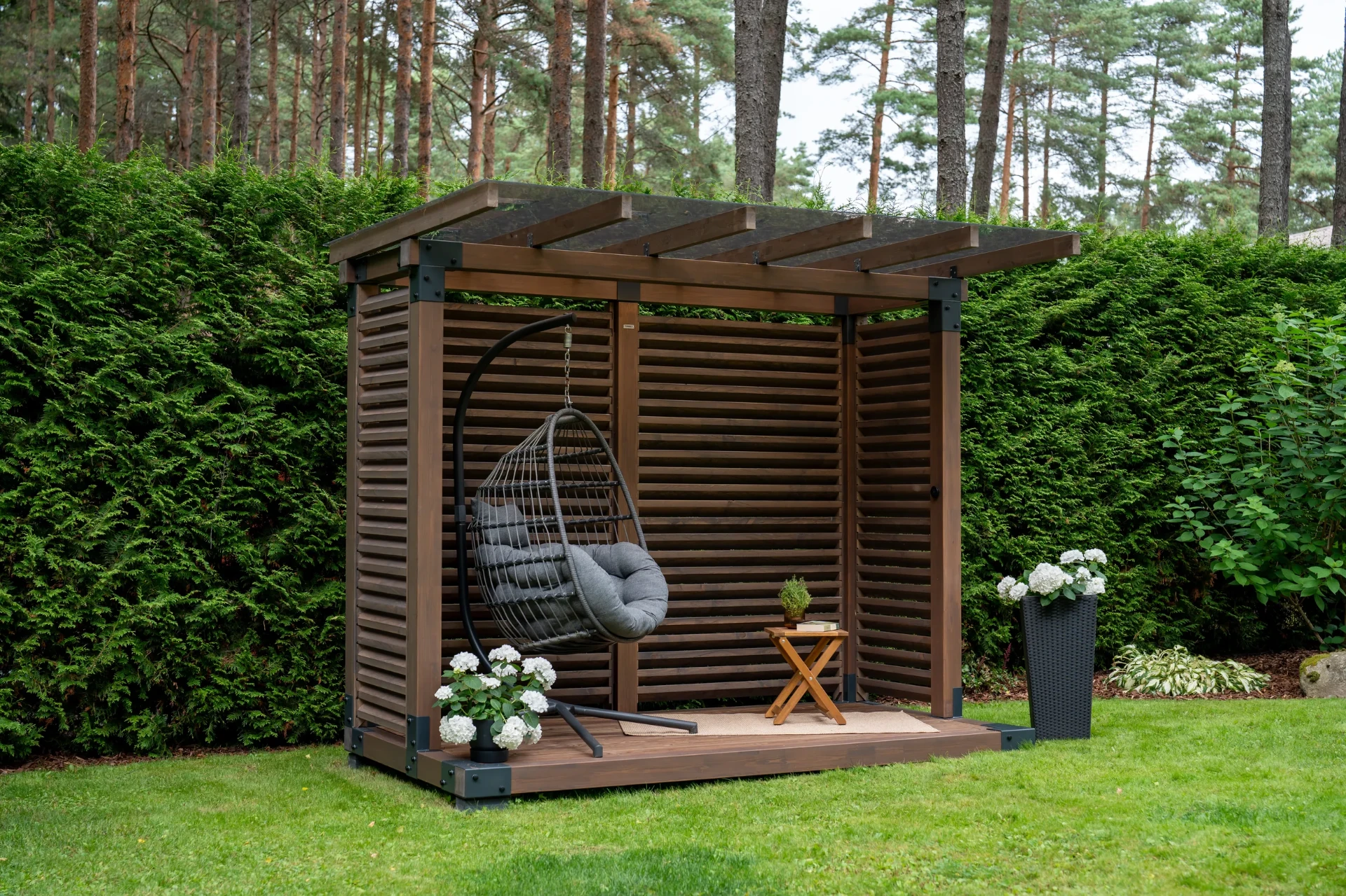 Fjordly Compact -katos pohjoismaisessa puutarhassa.