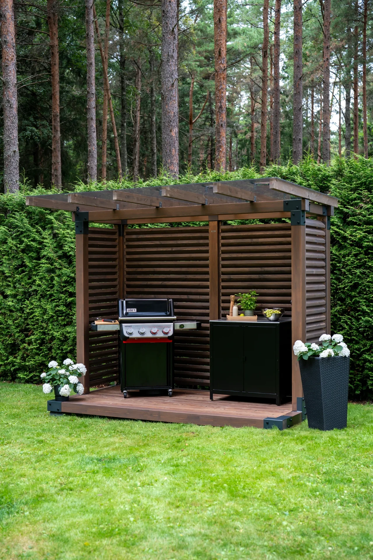 Fjordly Compact ulkokeittiönä, jossa on grilli ja säilytyskaappi.